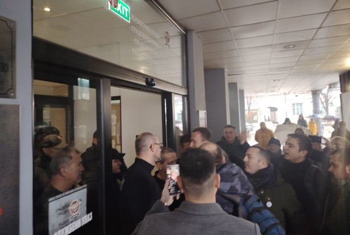 Na ulazu u Gradsku kuću (foto: Kolubarske.rs)