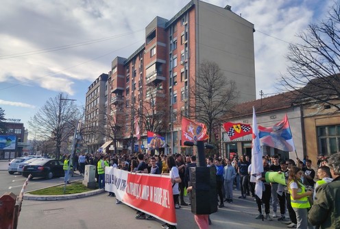 Protestna kolona ispred Gradske kuće (foto: Kolubarske.rs)