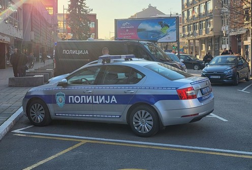 Policija na parkingu Gradske kuće (foto: Kolubarske.rs)