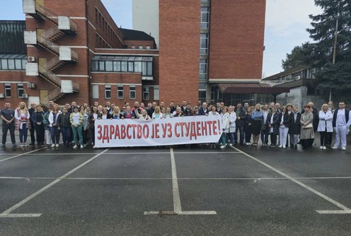 16 minuta tišine ispred Bolnice 