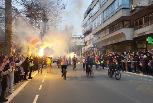Doček studenata-biciklista u Valjevu (foto: Kolubarske.rs)