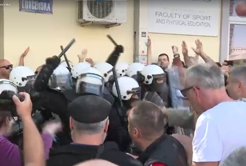 Policija na okupljene nasrnula pendrecima (foto: skrinšot N1)