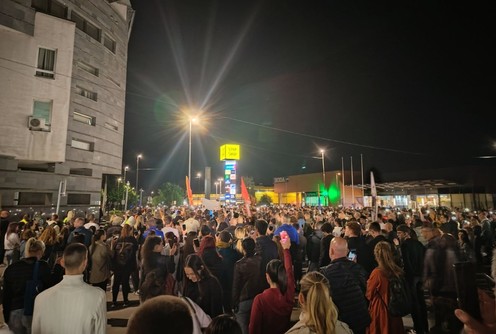 Protest ispred Policijske uprave (foto: Kolubarske.rs)