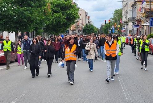 Učenici Medicinske - protestna šetnja (foto: Kolubarske.rs)
