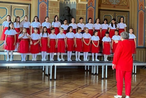 Hor učenika mlađih razreda OŠ Milan Rakić (foto: www.mionica.rs)