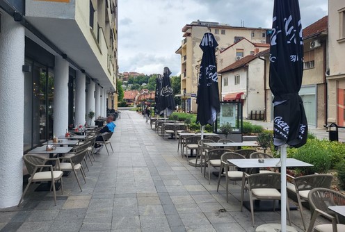 Kafić Korzo - suncobrani umesto pergole (foto: Kolubarske.rs)
