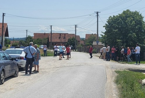 Meštani sela Popučke blokirali put  (foto: Kolubarske.rs)
