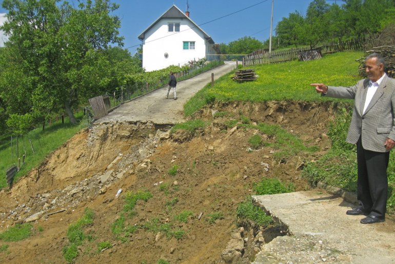 Stanislav Mijailović kraj odrona pred kućom (foto: Dragan Savić)