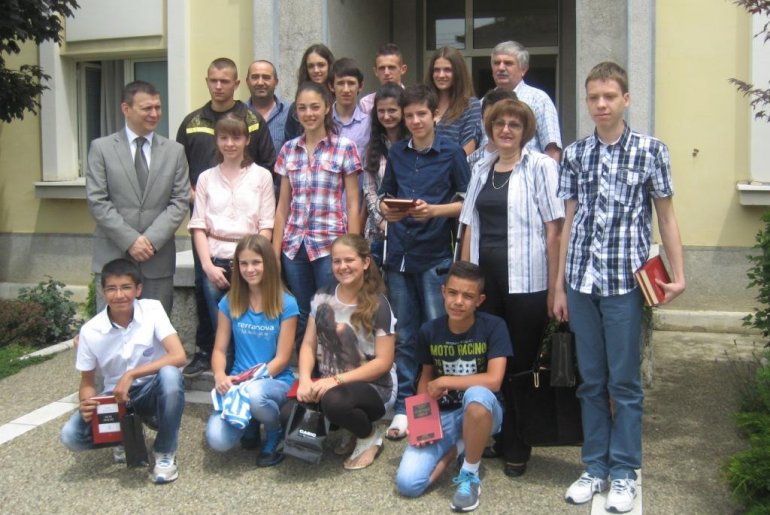 Najbolji učenici sa Nenadom Stevanovićem, Zlatijom Miličić, Zoranom Petrovićem i Slobodanom Todorićem (foto: Dragan Savić)