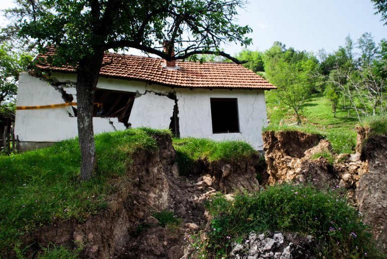 Uništene kuće u Rebelju (foto: Đorđe Đoković)