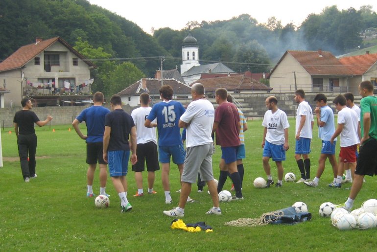 Dva trenera imaju i po 25 fudbalera na treninzima&nbsp; (foto: Dragan Savić)