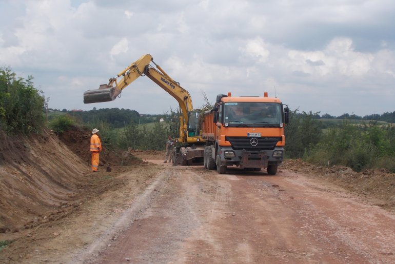 Radovi na putu Novaci-Pambukovica (foto: Dragana Nedeljković)