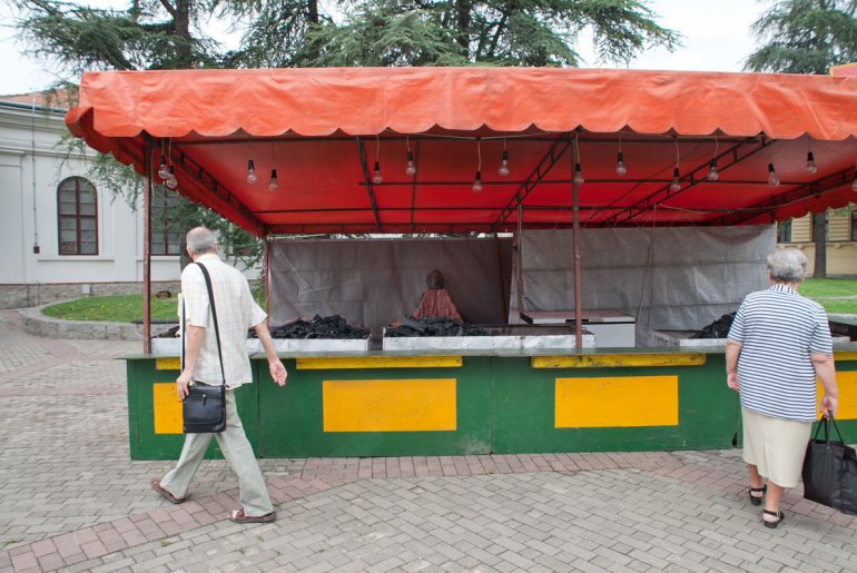 Roštilj ispred spomen obeležja (foto: Đorđe Đoković)