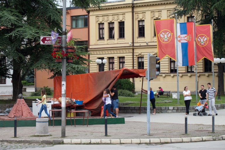 Premeštanje roštilja (foto: Đorđe Đoković)