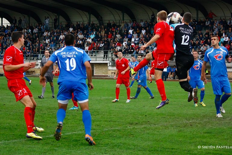 <p>Vazdušni duel Rajevca i golmana Jeveričića</p> (foto: Sreten Pantelić)