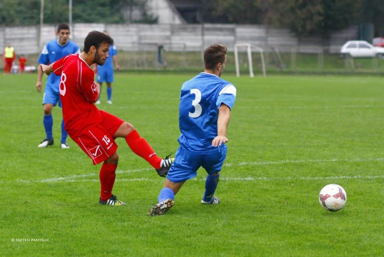 <p>Čočović &scaron;utira na gol Zvižda</p>
<p>&nbsp;</p> (foto: Sreten Pantelić)