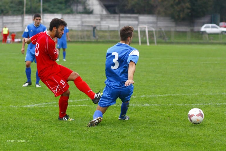 <p>Čočović šutira na gol Zvižda</p>
<p> </p> (foto: Sreten Pantelić)