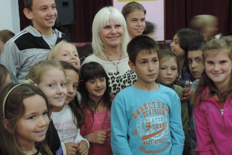 Violeta Babić sa osnovcima (foto: Dragan Savić)