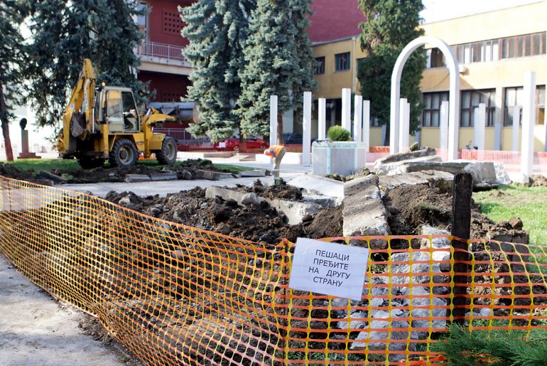 Radovi ispred Centra za kulturu (foto: Đorđe Đoković)