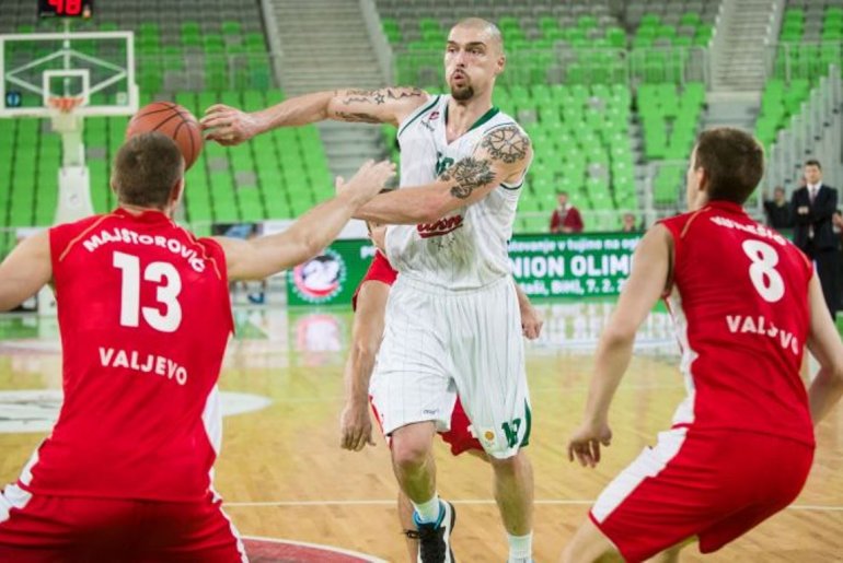 <p>Majstorović i Kutlešić zaustavljaju Nikolova</p> (foto: www.abaliga.com)