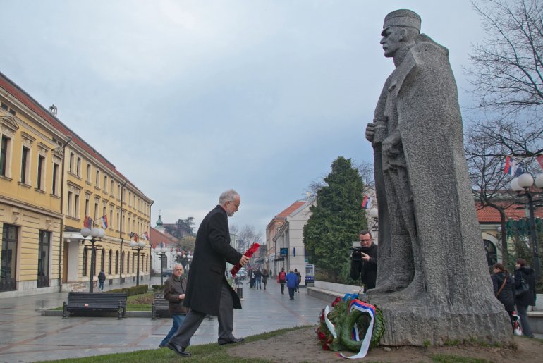 Ambasador Denis Kif polaže venac na spomenik Živojinu Mišiću (foto: Đorđe Đoković)