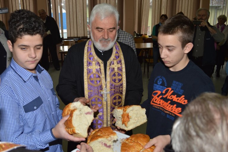 Lomljenje kolača u školi „Braća Nedić”  (foto: Darko Ranković)