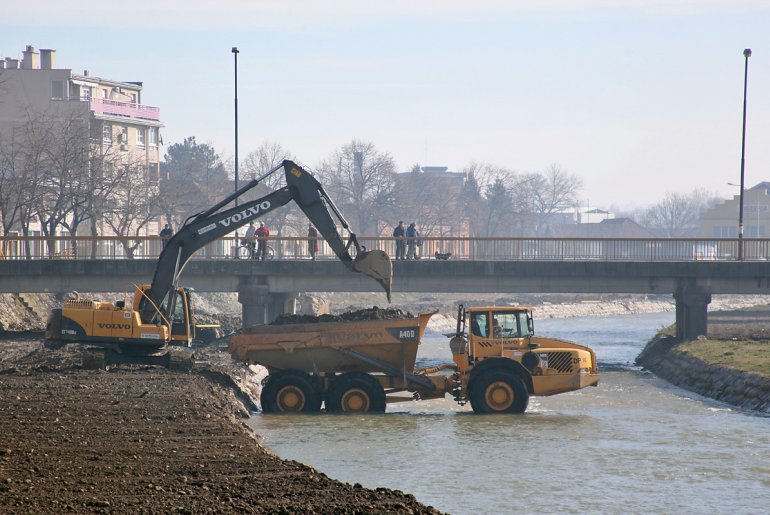 Radovi u koritu Kolubare (foto: Đorđe Đoković)