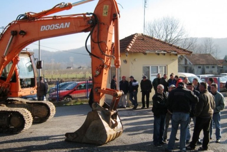 Okupljanje radnika u asfaltnoj bazi (arhiva) (foto: www.patak.co.rs)