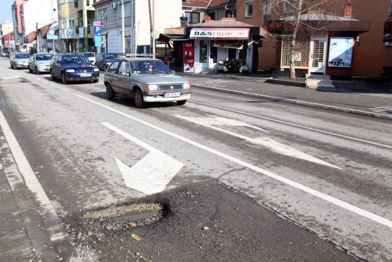 Rupa na raskrsnici Sinđelićeve i Karađorđeve (foto: Đorđe Đoković)