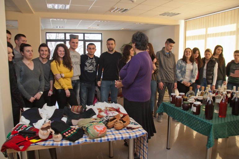 Studenti pred trpezom (foto: Đorđe Đoković)