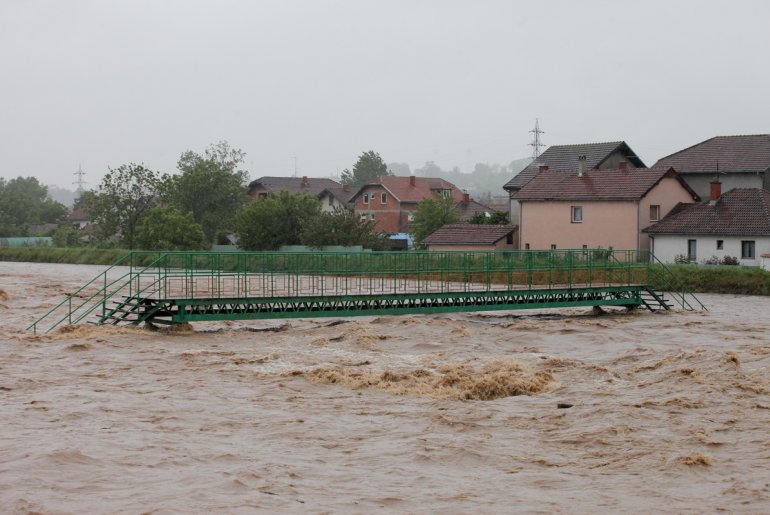 Pešački most na Kolubari za vreme majskih poplava (foto: Đorđe Đoković)