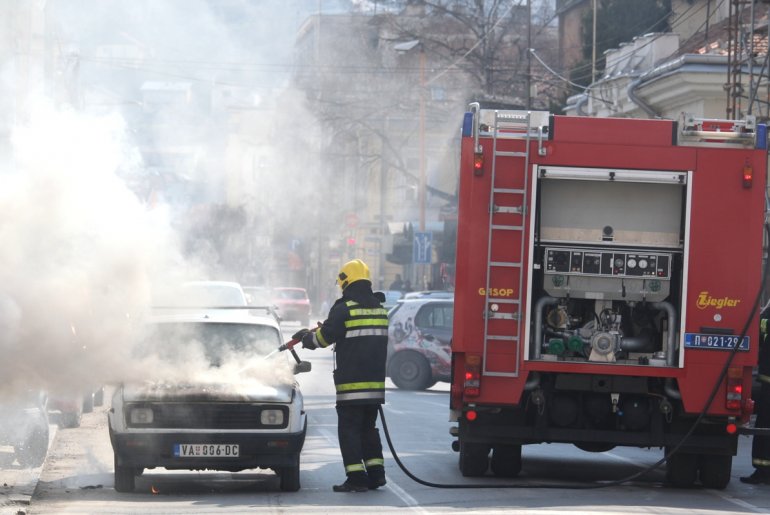 Vatrogasci gase zapaljeni automobil (foto: Đorđe Đoković)