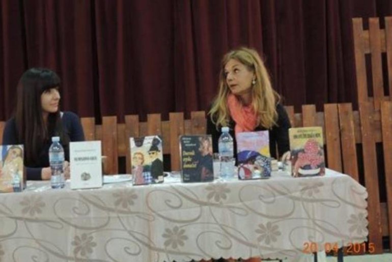 Ana Ivković, direktorka Biblioteke i Mirjana Bobić Mojsilović (foto: Dragan Savić)