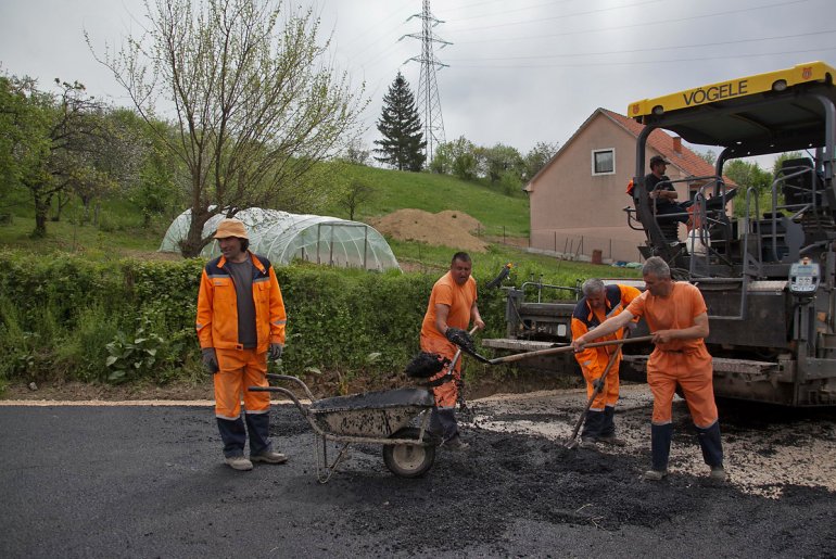 Asfaltiranje ulice Dimitrija Tucovića (foto: Đorđe Đoković)