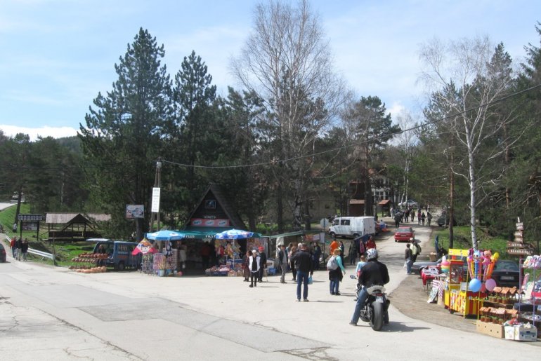 Glavna ulica na Divčibarama (foto: Kolubarske.rs)