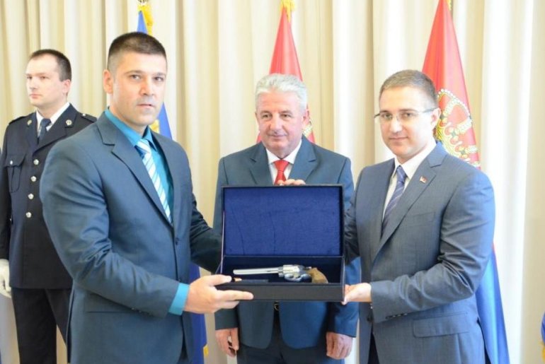 Uručenje nagrade (foto: Kolubarske,rs)