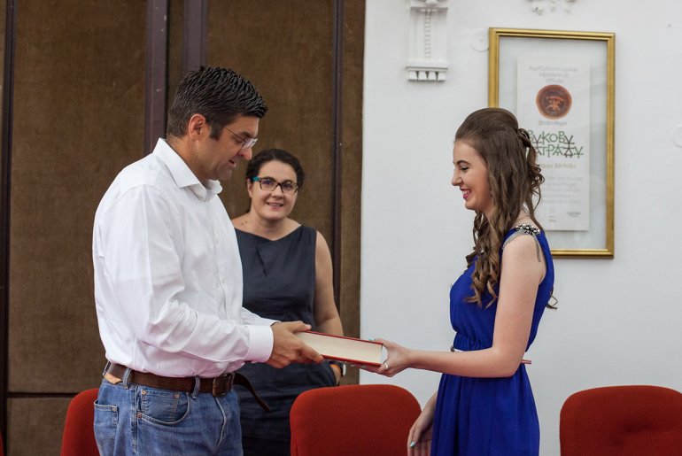 Jovan Lazarević i Olga Svoboda uručili nagradu i Milici Ćesarević (foto: Đorđe Đoković)