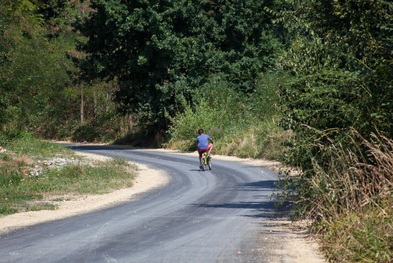 Asfaltirana ulica u Beloševcu (foto: Đorđe Đoković)