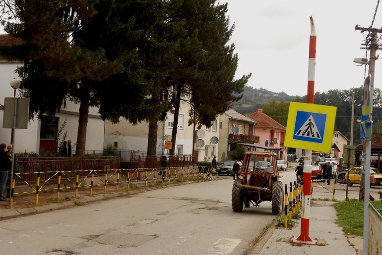 Polomljen semafor kod škole u Peckoj (foto: Kolubarske.rs)