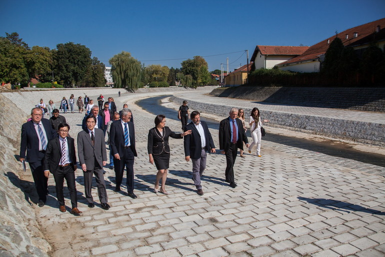 Gosti i domaćini u šetnji sređenim kejom (oktobar 2015.) (foto: Đorđe Đoković)