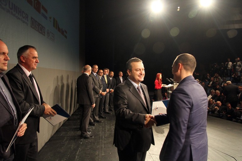 Dačić uručuje ugovor Vujiću Subotiću (foto: www.valjevo.rs)