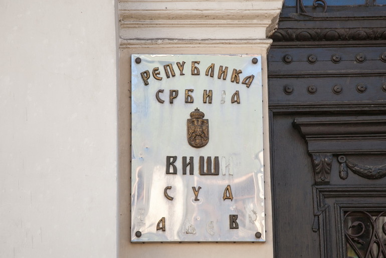 Tabla na zgradi Višeg suda (foto: Đorđe Đoković)