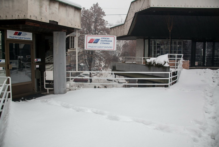 Ispred prostorija SNS-a (foto: Đorđe Đoković)