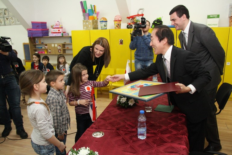 Mališani poklonili crteže predstavniku japanske ambasade (foto: Glas Tamnave)