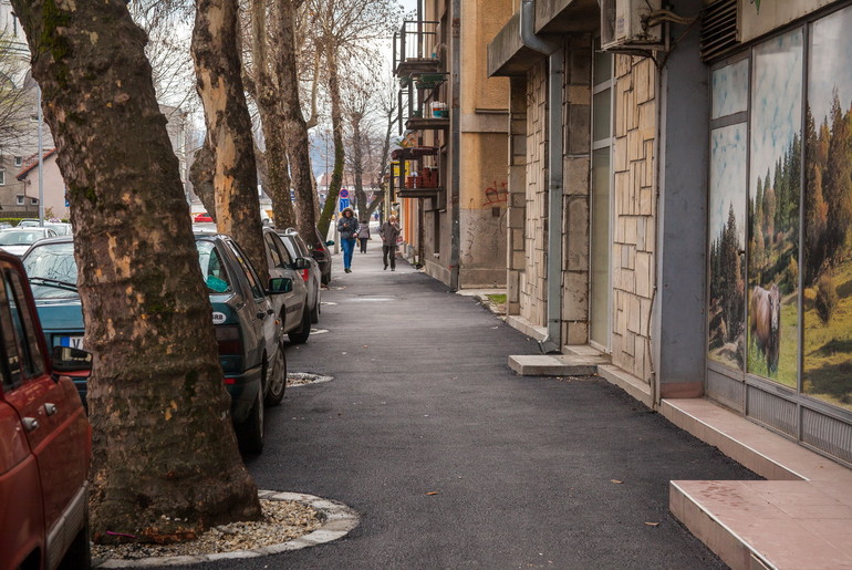 Trotoar u Sinđelićevoj (foto: Đorđe Đoković)