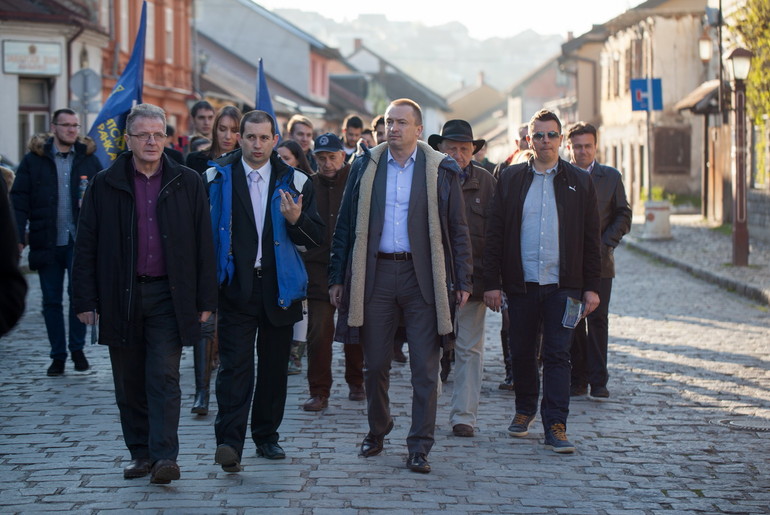 Bojan Pajtić sa valjevskim demokratama u Tešnjaru (foto: Đorđe Đoković)