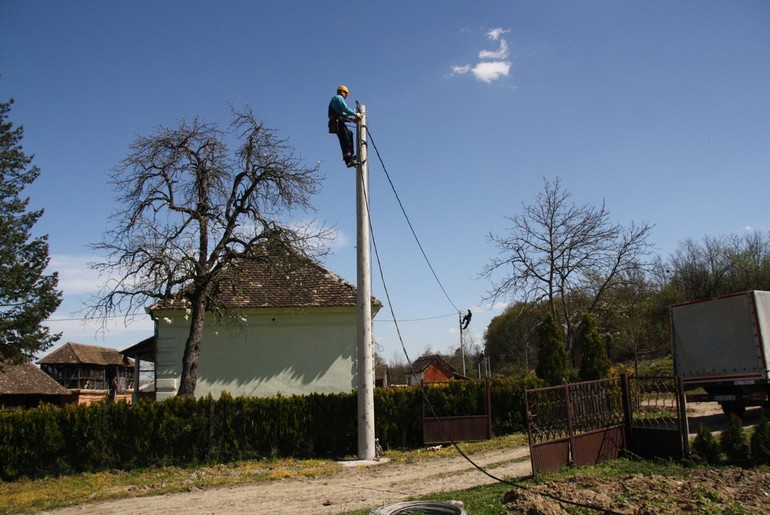 Postavljanje vodova u Novacima (foto: Glas Tamnave)