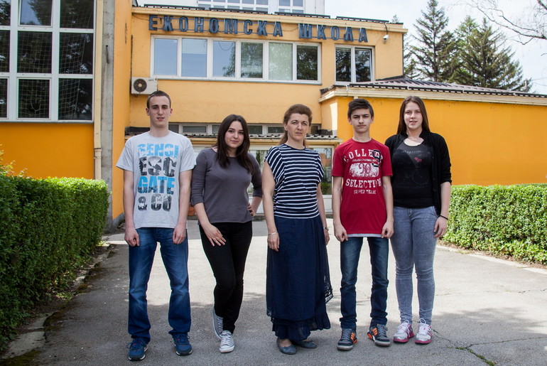 Pobednička ekipa sa profesorkom Ekonomske škole (foto: Đorđe Đoković)