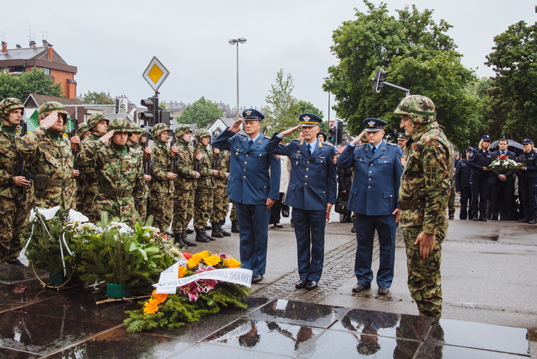 Polaganje venca na spomenik pilotu Milenku Pavlovića (foto: Đorđe Đoković)