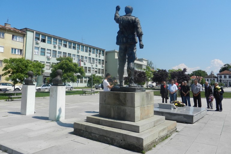 Pogalanje venaca na spomenenik u Gradskom parku (foto: Dragana Nedeljković)